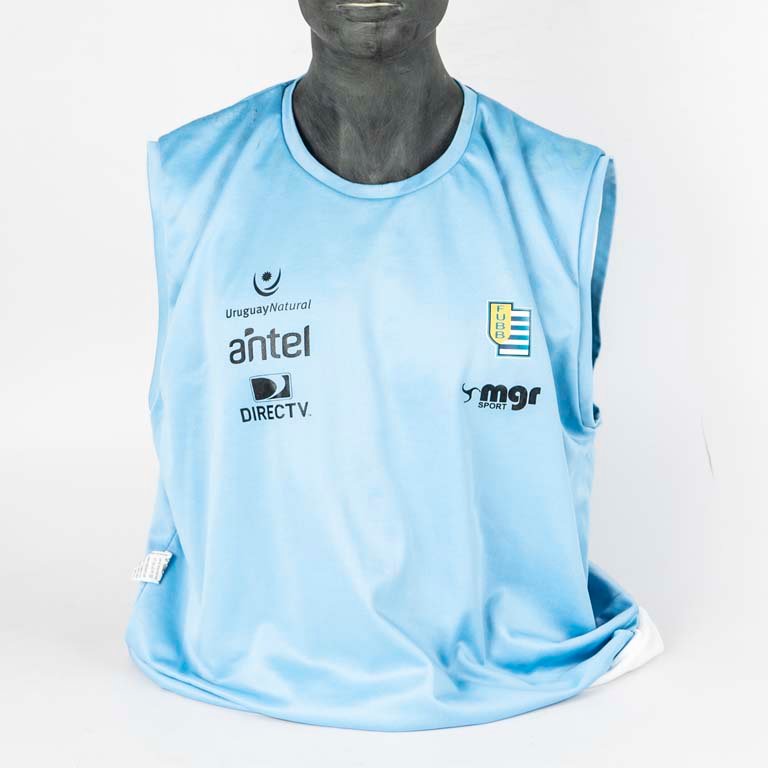 Lote siguiente: Camiseta reversible de entrenamiento de la selección de Uruguay de basketball marca mgr