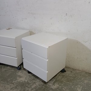 Juego de 2 Mesitas de Noche Blancas con 3 Cajones y Ruedas - imagen 3