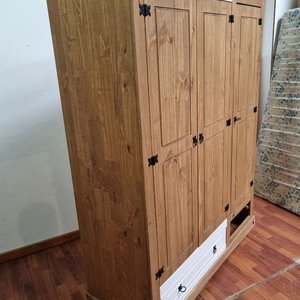 L 967 - Robusto ropero de madera de pino con detalles en blanco, puertas con herrajes de hierro estilo forja y cajon inferior, ideal para - imagen 3