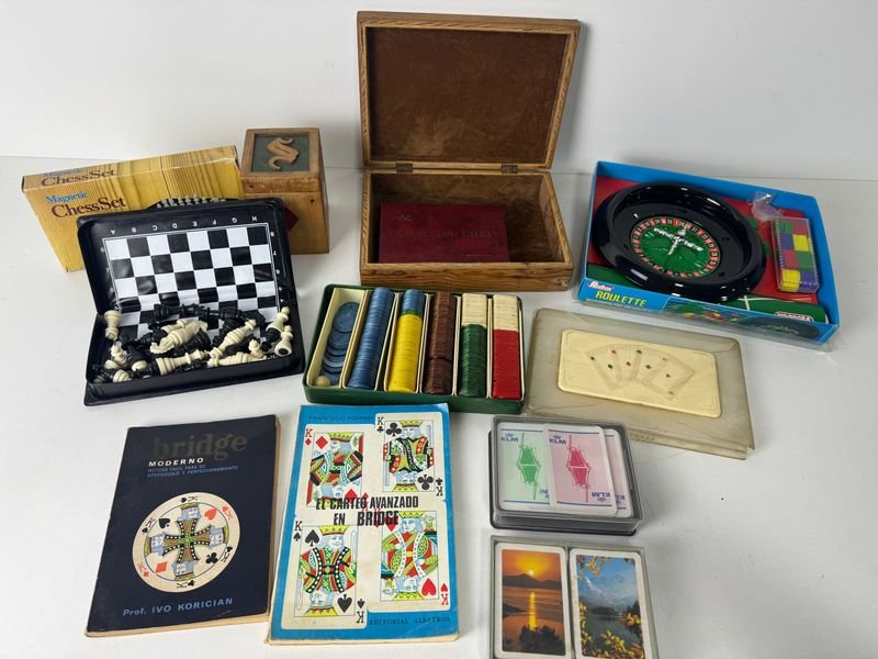 Lote siguiente: Colección de juegos y cartas