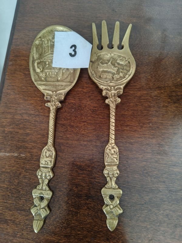 Adornos de Bronce para Colgar: Tenedor y Cuchara con Escenas Grabadas - imagen 1