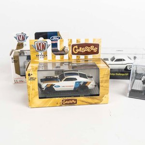 4 autos: Ford Mustang 1969, Chevrolet Corvette 1966, Dodge Challenger 1970 y Ford Mustang Gasser 1966 escala 1/64. - imagen 2