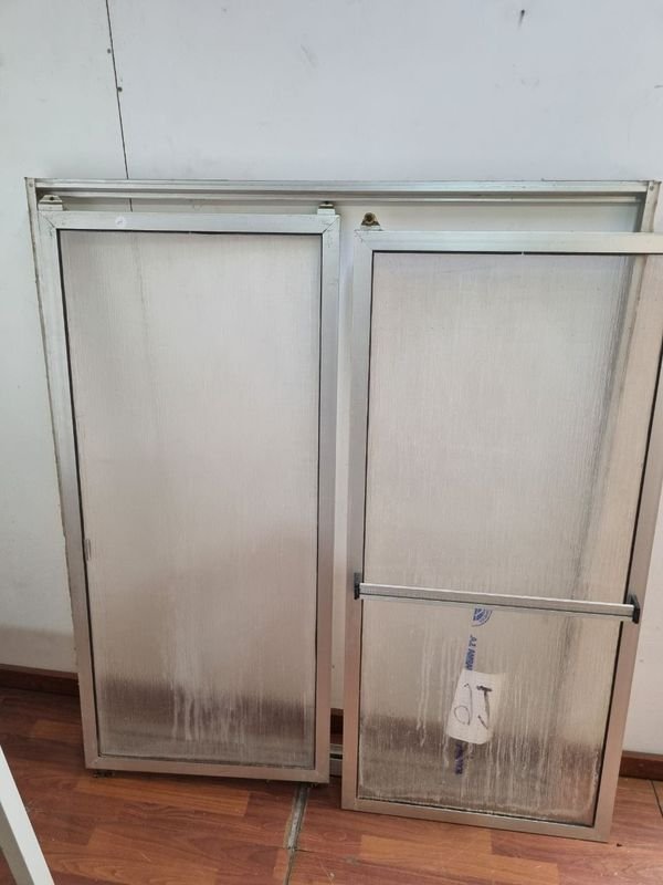 Mampara de baño con espejo y marco de madera