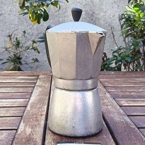 Cafetera italiana tipo moka de aluminio, con cuerpo octogonal, tapa, asa y filtro interior - imagen 5