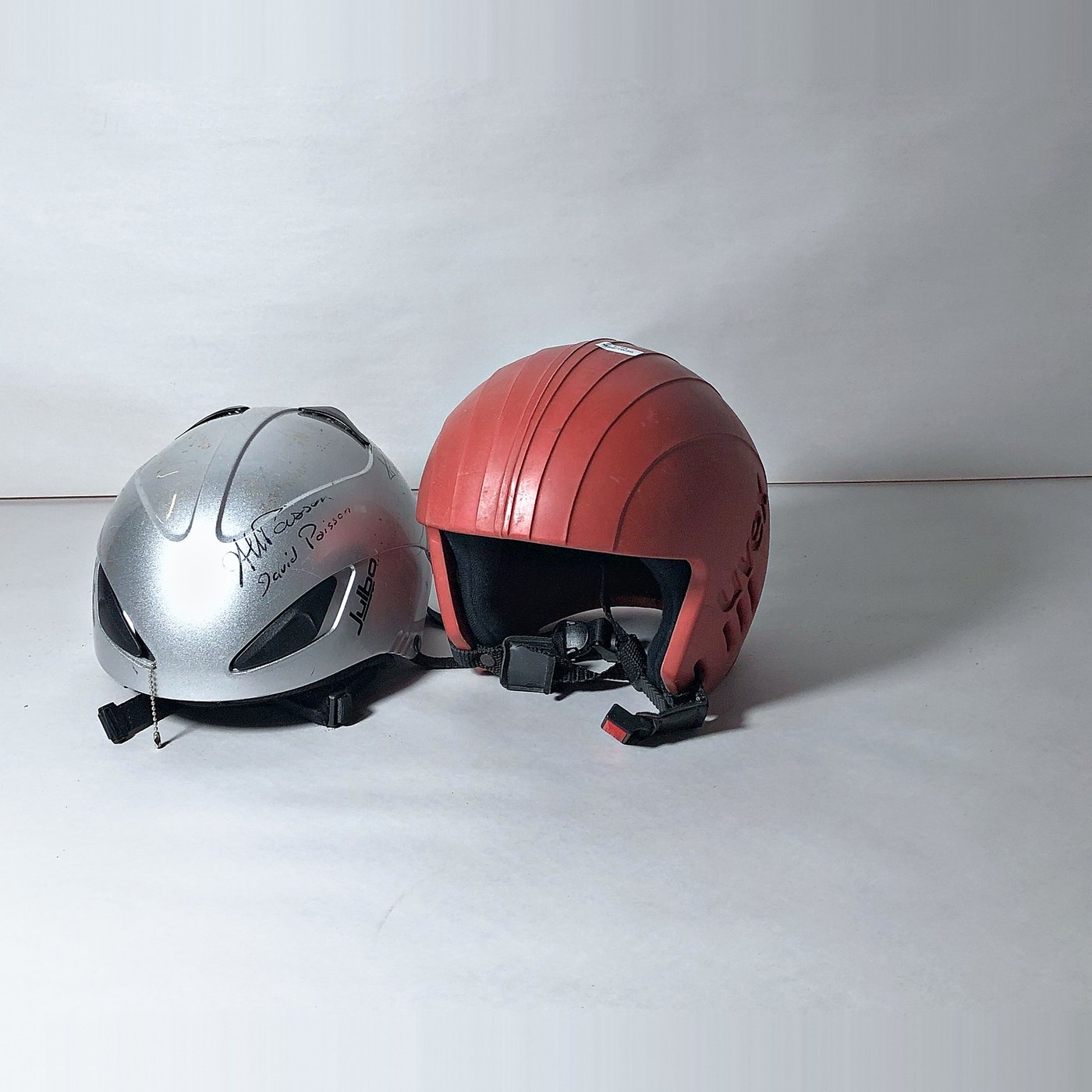 Dos Cascos para Bicicleta: Uno Plateado Julbo y Uno Rojo Uvex