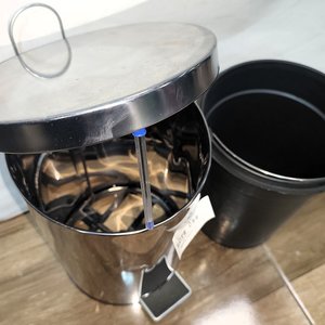 Papelera de Acero Inoxidable con Tacho Interior y Tapa Batiente, 12 Litros - imagen 4