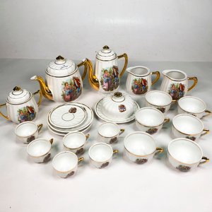 Juego de Porcelana Blanca con Monograma y Guardas Doradas: Tetera, Lechera, Azucarero y Tazas - imagen 2