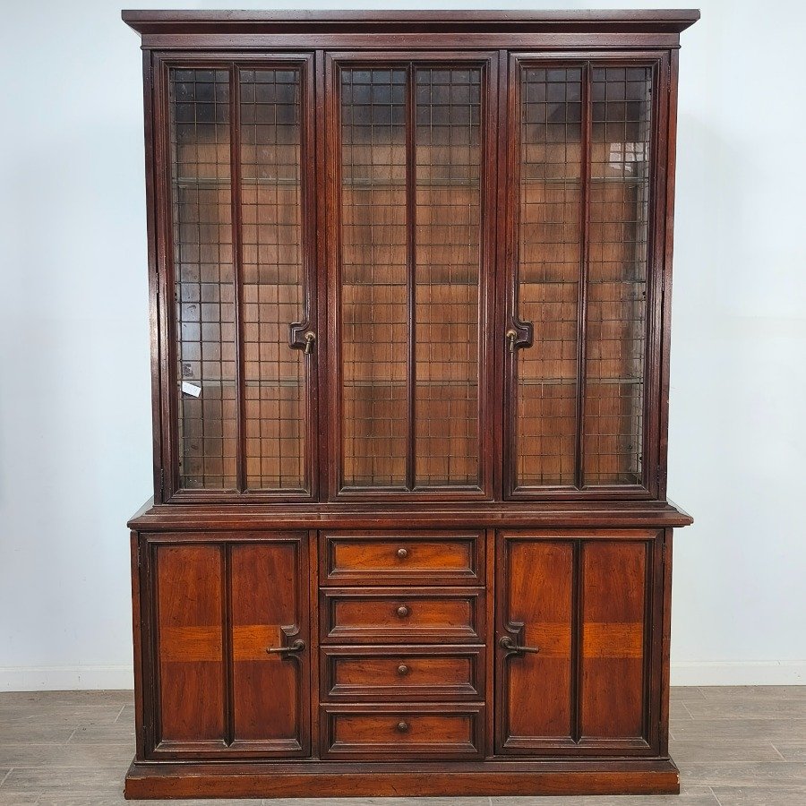 Muebles de Madera con Puertas de Vidrio y Estructura de Madera - imagen 3