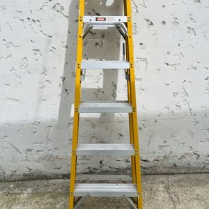 Lote anterior: Lote #045 – Escalera de aluminio plegable cinco escalones