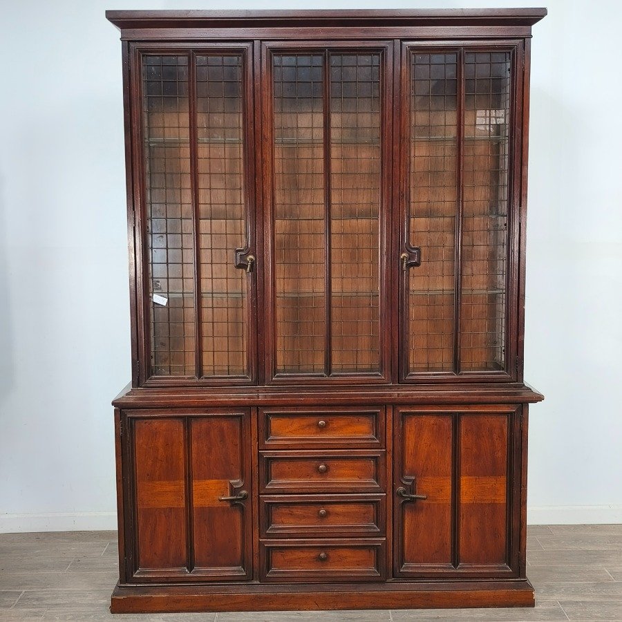 Lote siguiente: Muebles de Madera con Puertas de Vidrio y Estructura de Madera