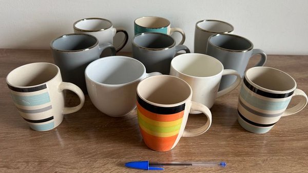Lote de 10 Tazas de Cerámica con Diseños Variados - imagen 1