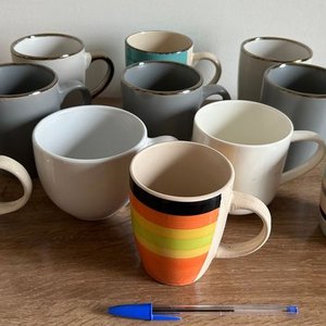 Lote de 10 Tazas de Cerámica con Diseños Variados - imagen 1