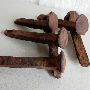 Lote de 6 Clavos de Vía de Hierro Oxidados - imagen 1
