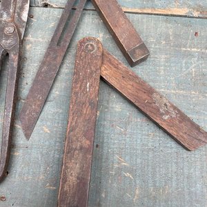 Tijera de Lata Antigua y Escuadras de Carpintero de Madera - imagen 3
