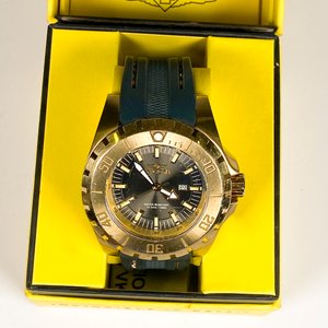 Reloj Invicta Caballero Malla Goma Verde y Caja Dorada - imagen 4