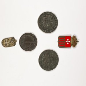Lote de 5 Medallas y Monedas: Una con Esmalte y Escudo - imagen 1