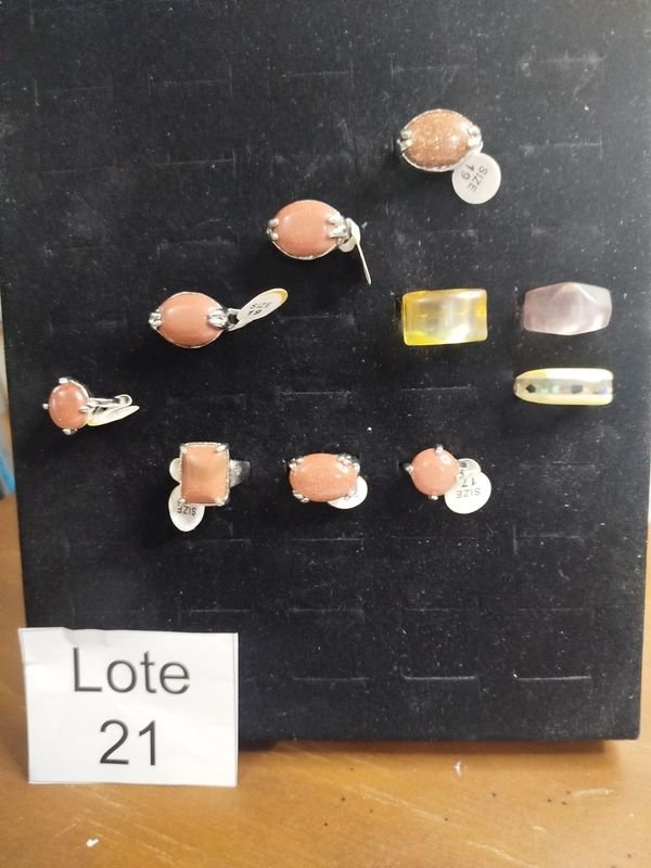 Lote de 10 Anillos Variados: 7 Marrones con Base Plata y 3 Plástico