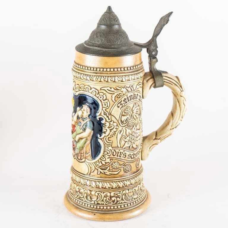 Jarra de cerveza de porcelana con relieve y tapa de metal - imagen 2