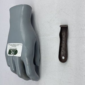 Destapador Antiguo "Malta Montevideana" y Mano de Maniquí Gris - imagen 3