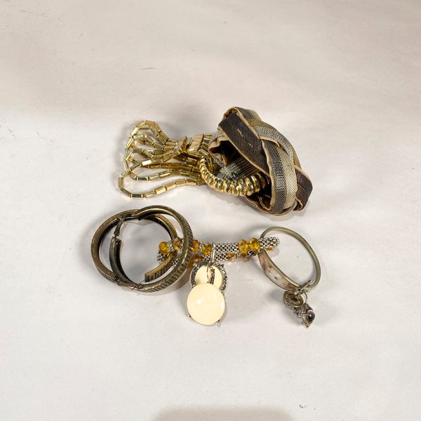 Lote de 8 Piezas: 2 Pares de Aretes y 6 Brazaletes Variados