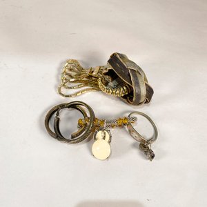 Lote anterior: Lote de 8 Piezas: 2 Pares de Aretes y 6 Brazaletes Variados