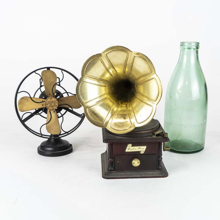 Lote anterior: Botella de leche conaprole y dos adornos de plástico: ventilador y vitrola musical (con detalles y no funciona) - Medidas: 25 y 20cm 