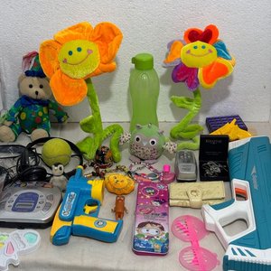 Lote de Juguetes: Peluches, Pistolas, Reproductor CD Panasonic y Más - imagen 47