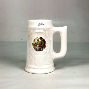 Jarra de Cerveza de Porcelana Blanca con Monograma y Escena Romántica - imagen 1