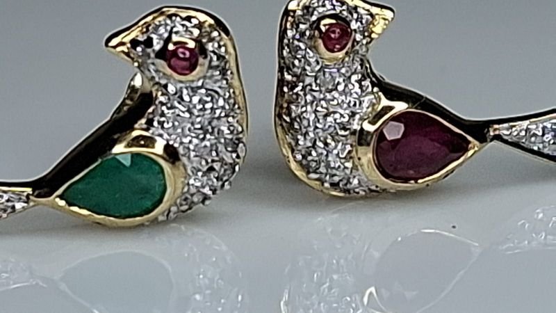 Lote anterior: Re lindas las caravanas para niñas con rubi y Esmeralda en oro 14k