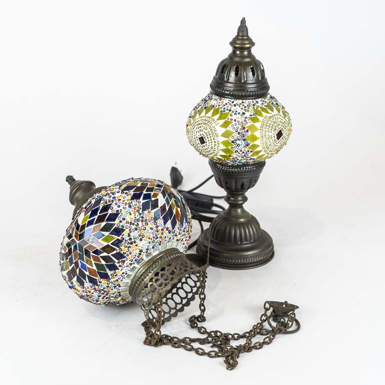 Lote anterior: Portátil y colgante de metal y vidrio tipo turca (no se probó se vende a la vista) - Medidas: 30 y 20cm 