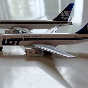 Lote siguiente: Lote de 2 Aviones a Escala LOT Polish Airlines (B737 y B767) Herpa