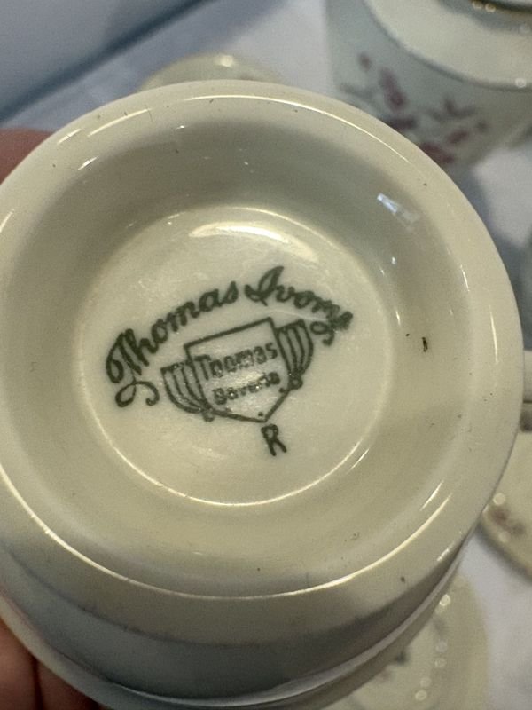 Set de platos y tetera de porcelana - imagen 2