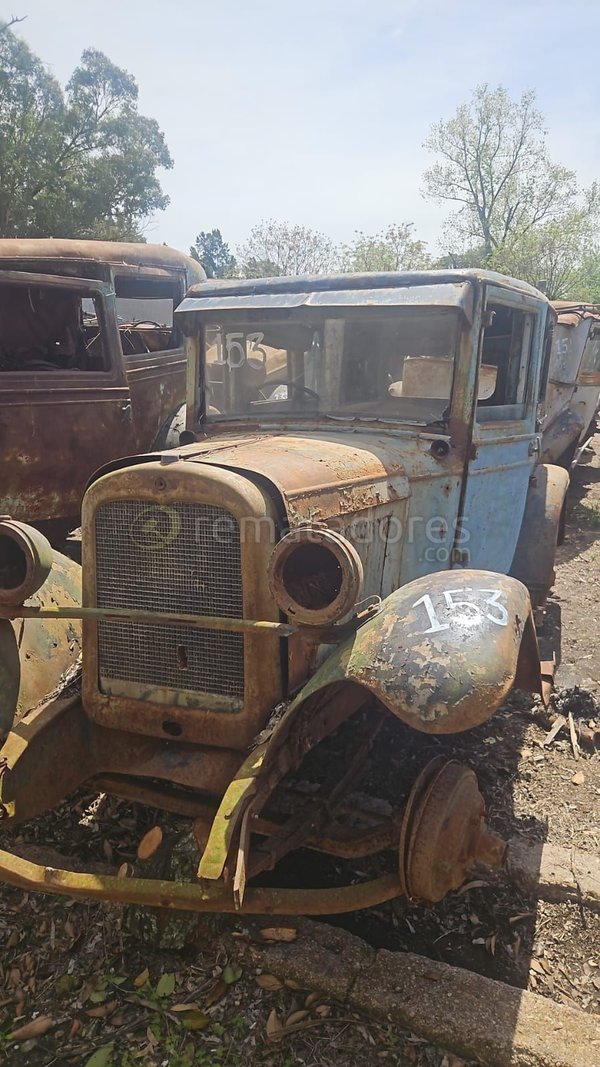 Camioneta Antigua Ruedas y Parrilla Desgastadas