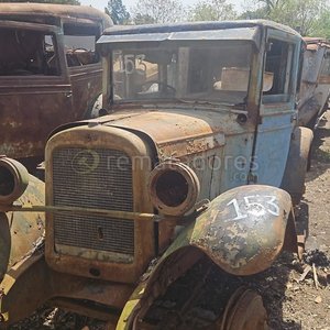 Lote anterior: Camioneta Antigua Ruedas y Parrilla Desgastadas