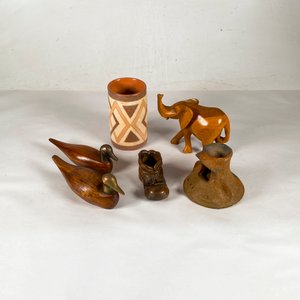 Lote anterior: Seis piezas decorativas: Tallas de madera de elefante, patos y bota, florero y quemador