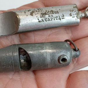 Antiguos Silbatos Metálicos Policía de la Capital (Argentina, Años 40) - imagen 4