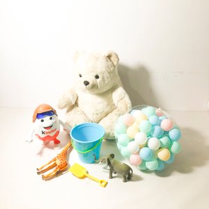 Lote de Juguetes: Oso de Peluche, Pelotas de Plástico y Figuras - imagen 2