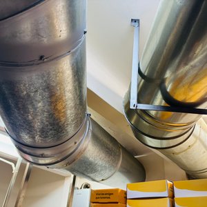 Lote #038 – Campana en Ac/Inox de alto calibre con sistema de extracción y sistema de inyección de aire, tiene filtros, ductos y separación lateral de Ac/Inox - imagen 6