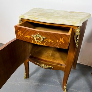 Pareja de Mesitas de Noche Luis XV Estilo Caoba y Marqueterie con Mármol - imagen 3