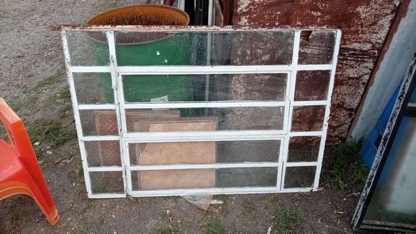 Ventana Antigua de Hierro con Vidrios Banderola