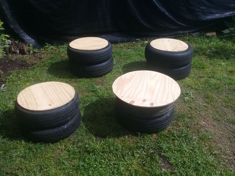 Mesa y butacas de exterior de goma y madera - imagen 2