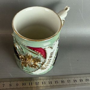 Taza de Porcelana Estilo Isabelino con Detalles Dorados y Flor - imagen 3