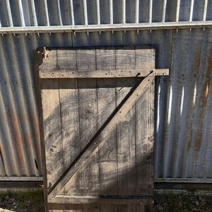 Juego de Dos Postigones de Madera con Herrajes - imagen 2