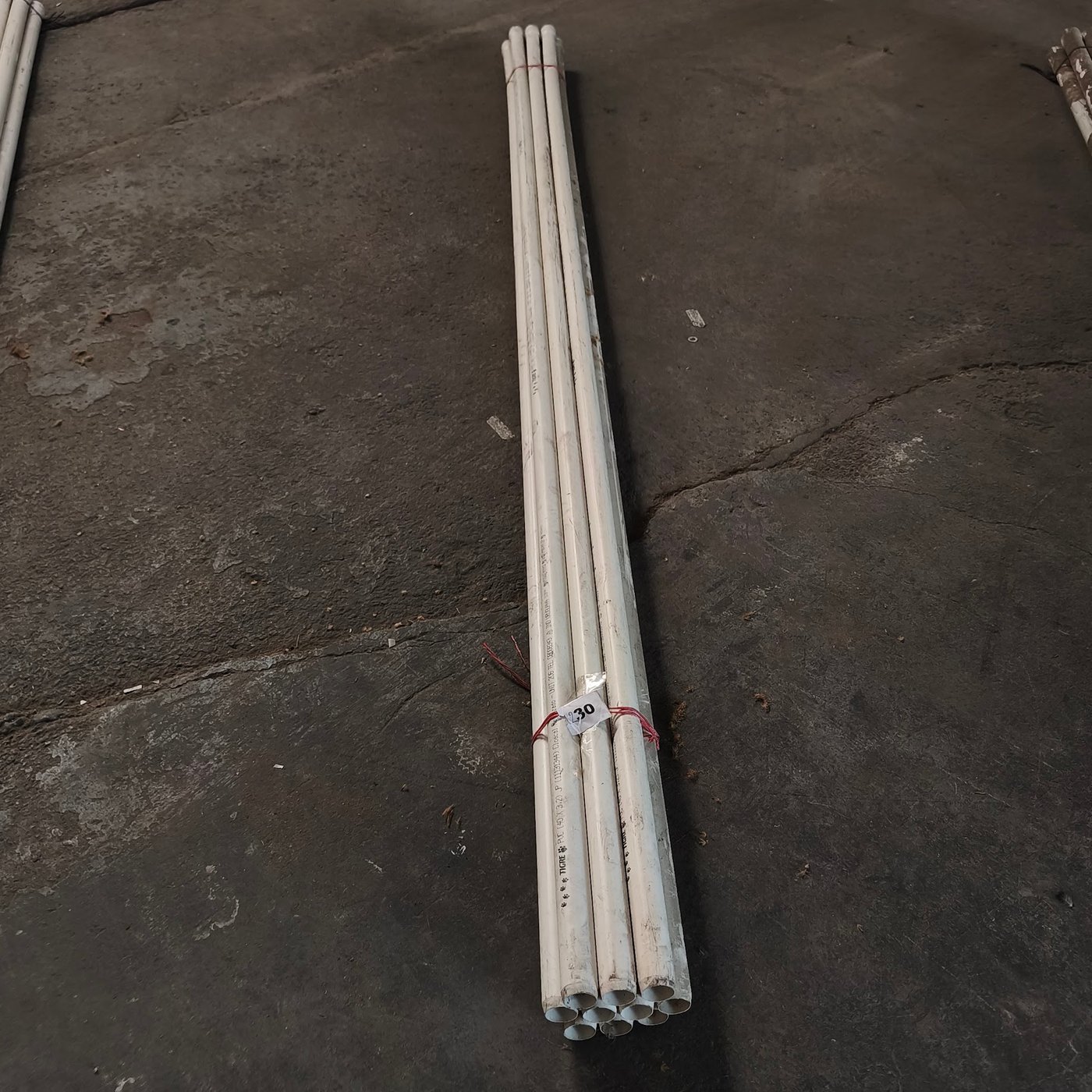 Atado de Tubos PVC Blancos Marca Tigre