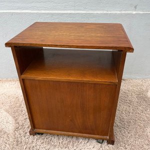 Mesa de TV Rodante en Cerejeira con Puertas y Estante - imagen 7