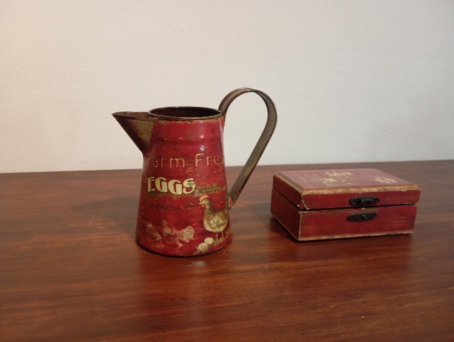 Dos piezas vintage: Jarrita metálica y alhajero - imagen 3