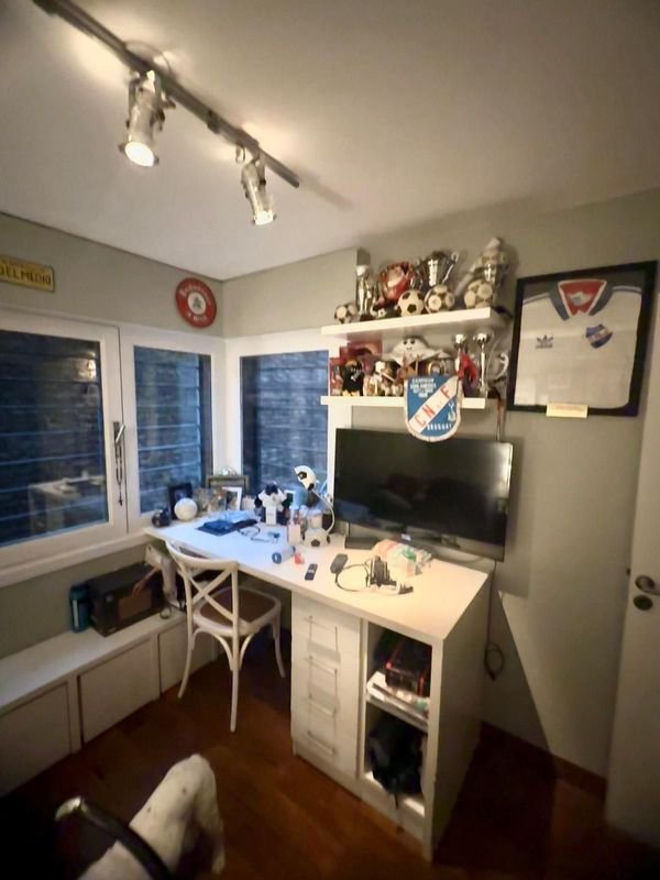 Escritorio Blanco con Cajonera y Silla de Madera