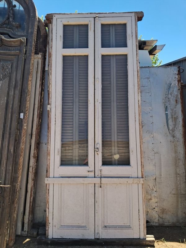 Puertas antiguas de madera con vidrios y detalles decorativos - imagen 2