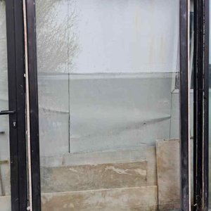 Lote siguiente: Ventana Antigua con Marco de Madera y Vidrio