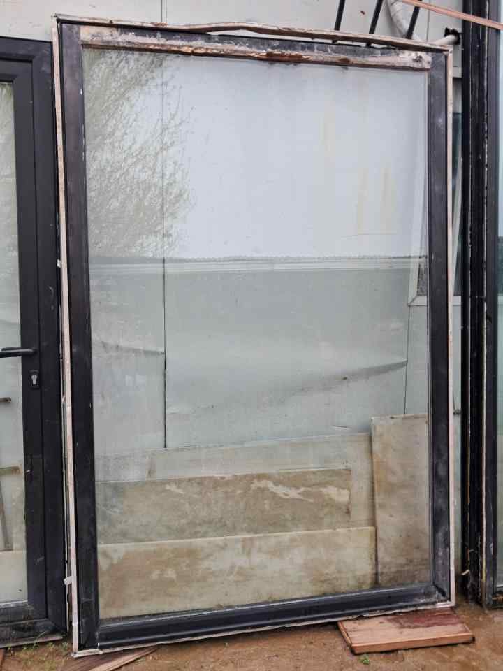 Ventana Antigua con Marco de Madera y Vidrio